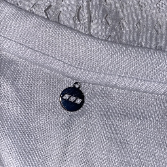 Cute top. Never worn - Picture 4 of 4